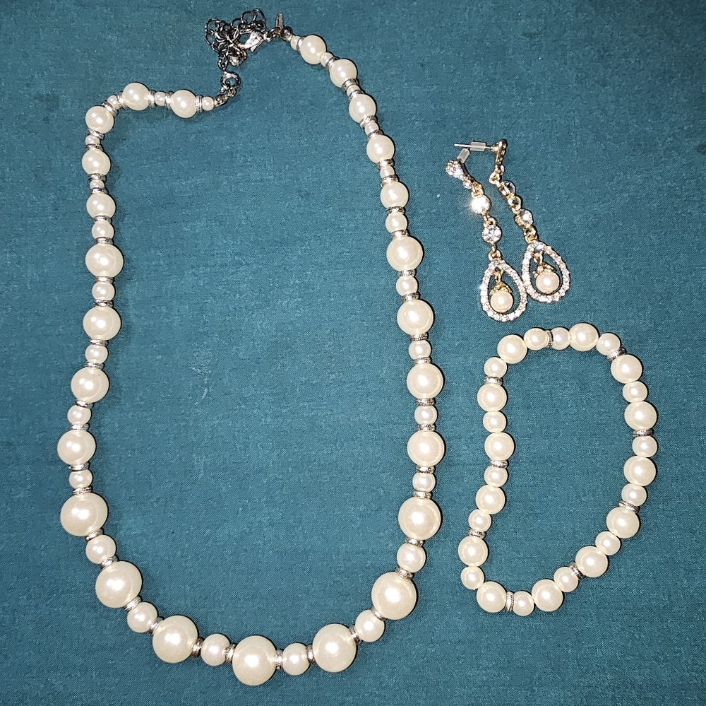 Claire's pearl set
